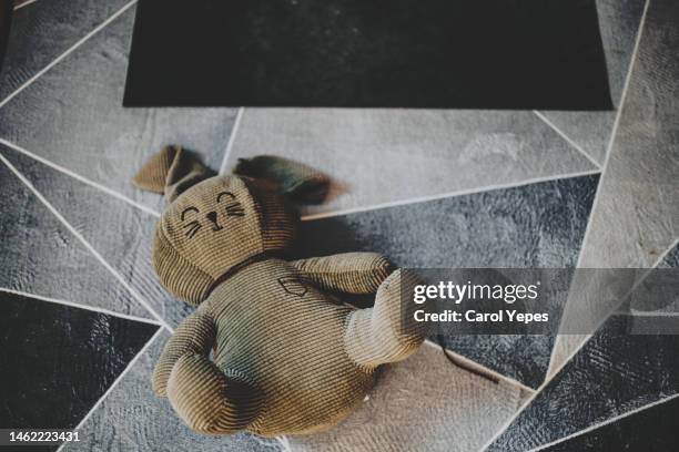 stuffed rabbit   toy on the carpet in the kids bedroom - messy playroom stock-fotos und bilder