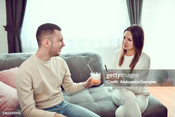weekend vibes for young couple drinking cocktails at home - drunk wife at party stockfoto's en -beelden