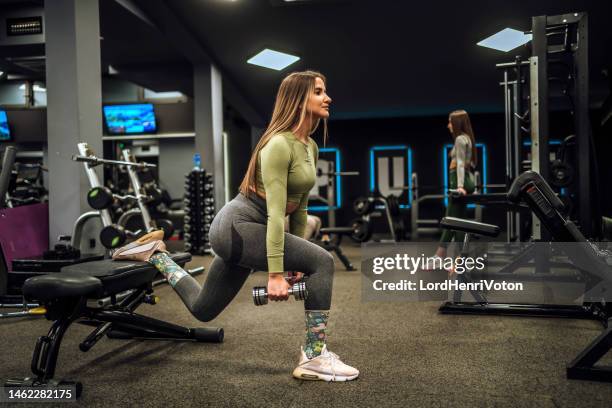 woman working out at the gym - bench dedication stock pictures, royalty-free photos & images