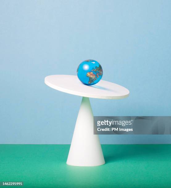 global balance - globe business stock-fotos und bilder