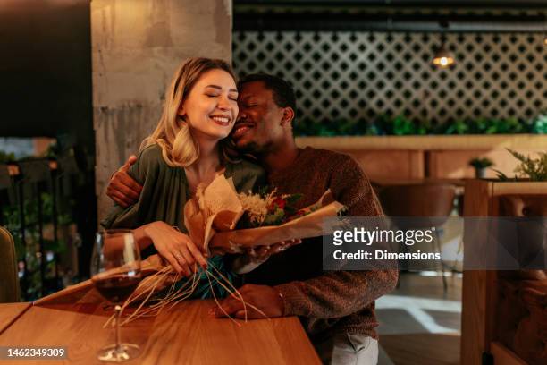 alegre pareja celebra aniversario en restaurante. - mesa para dos fotografías e imágenes de stock
