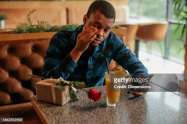 trauriger mann, der auf ein date wartet. - boyfriend crying stock-fotos und bilder