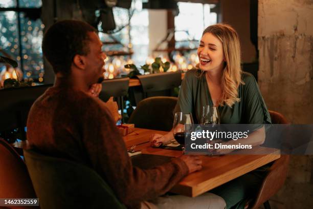 lien de couple à la date. - une table pour deux photos et images de collection