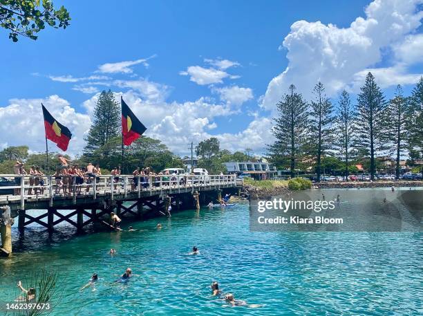 natación en el río bajo el puente - día de australia fotografías e imágenes de stock