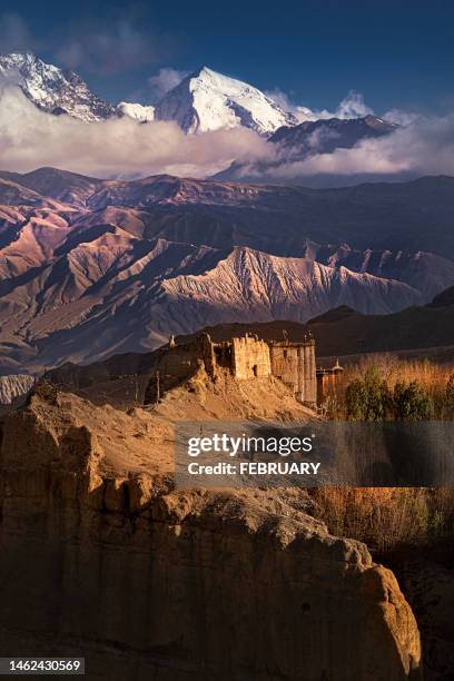 tsarang monastery, upper mustang, nepal. - annapurna stockfoto's en -beelden