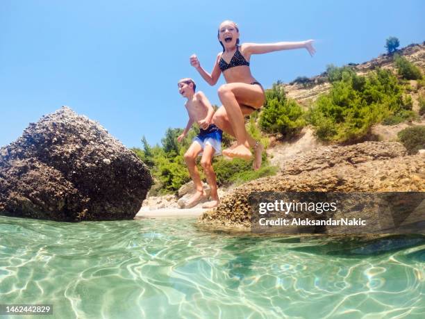 bambini saltare in mare - girl liquid foto e immagini stock