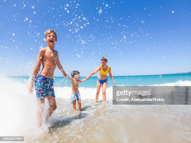spaß im sommerurlaub - family beach holiday stock-fotos und bilder