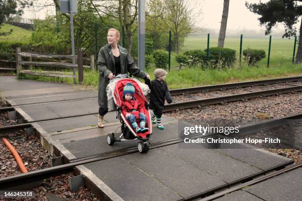 family school run - straßenbahnstrecke stock-fotos und bilder