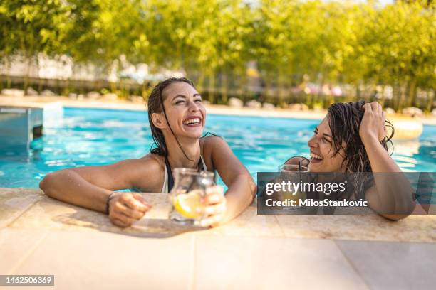 sommerzeit und cocktails - schwimmbeckenrand stock-fotos und bilder