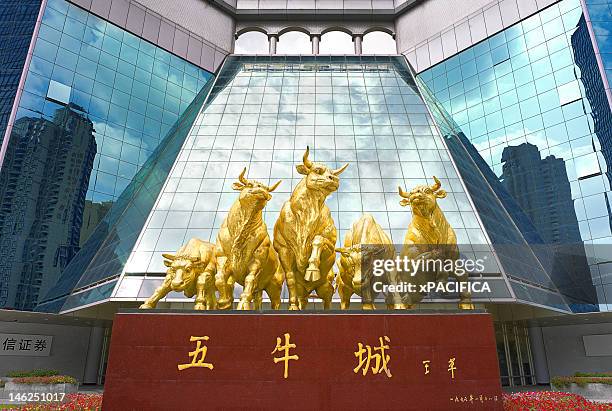 the five golden bull statues - bull statue stock pictures, royalty-free photos & images