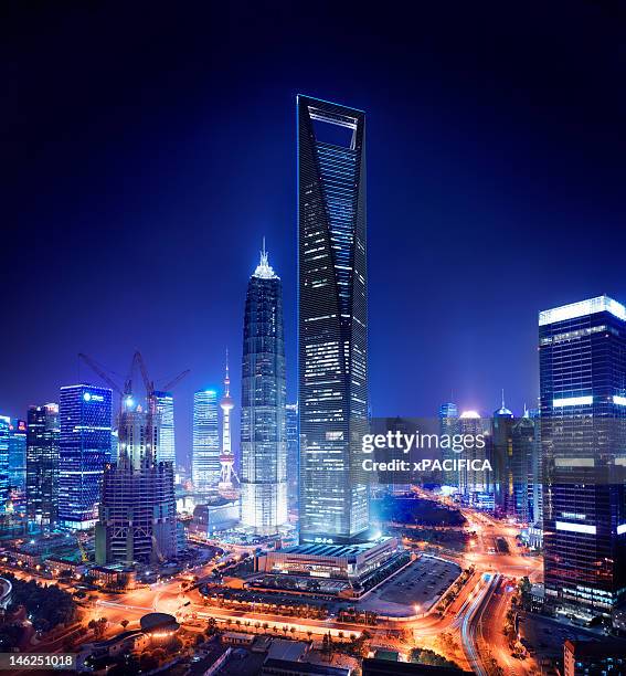 a night view of the jin mao tower and the shanghai - shanghai world financial center stock-fotos und bilder