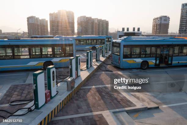 electric bus fast charging station - motor corp stock pictures, royalty-free photos & images