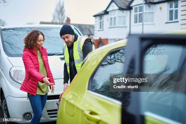 minor collision drivers - traffic accident van stock pictures, royalty-free photos & images