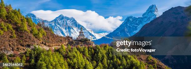 everest lhotse ama dablam overlooking bhuddist stupa prayer flags himalayas - stupa imagens e fotografias de stock