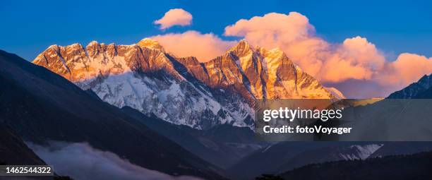 mt everest nuptse lhotse himalaya mountain peaks sunset panorama nepal - alpenglow stock pictures, royalty-free photos & images