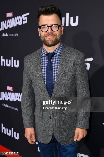 Kevin Weisman Photos Photos and Premium High Res Pictures - Getty Images