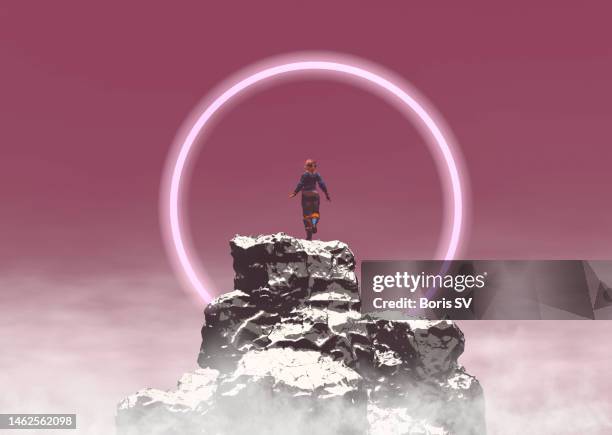 woman on top of the mountain looking at halo - halo photos et images de collection