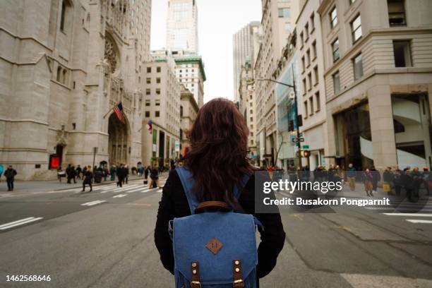 woman on street - new york person strasse stock-fotos und bilder