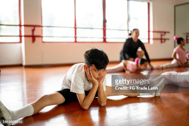 boredom boy stretching at ballet class - gender role 個照片及圖片檔
