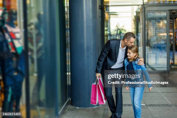 a young father and daughter are enjoying a day together in relaxing day for shopping. - preteen models | young nonude teen models imagens e fotografias de stock