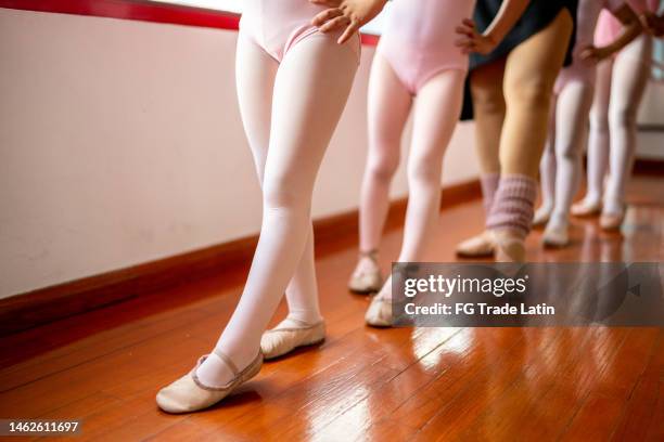 low section of ballet dancers at a class at the dance studio - stocking feet stockfoto's en -beelden