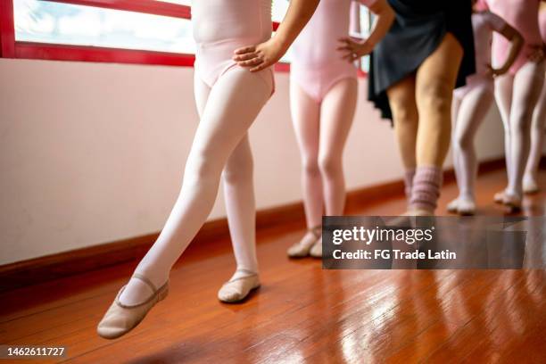 low section of ballet dancers at a class at the dance studio - stocking feet stockfoto's en -beelden
