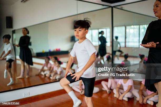 garçon filant à des cours de ballet dans le studio de danse - danse classique photos et images de collection