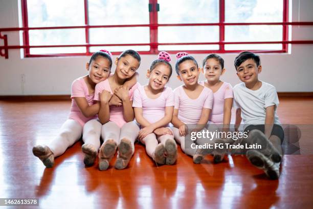 portrait of ballet students sitting on the ground at the dance studio - gender role 個照片及圖片檔