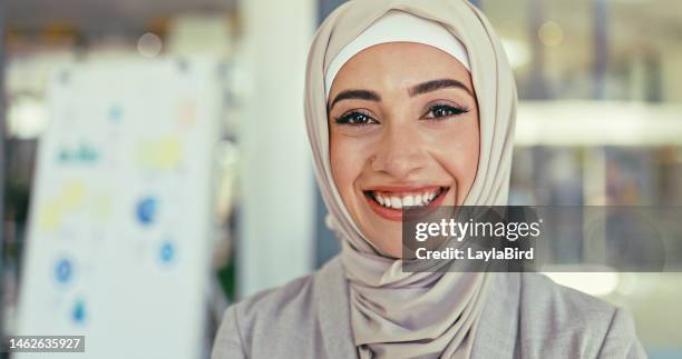 unternehmen, glücklich und porträt der frau mit hijab im professionellen marketingbüro. karriereziel und positive einstellung eines jungen muslimischen managers im unternehmen mit optimistischem lächeln im gesicht in dubai. - emirati face smile stock-fotos und bilder
