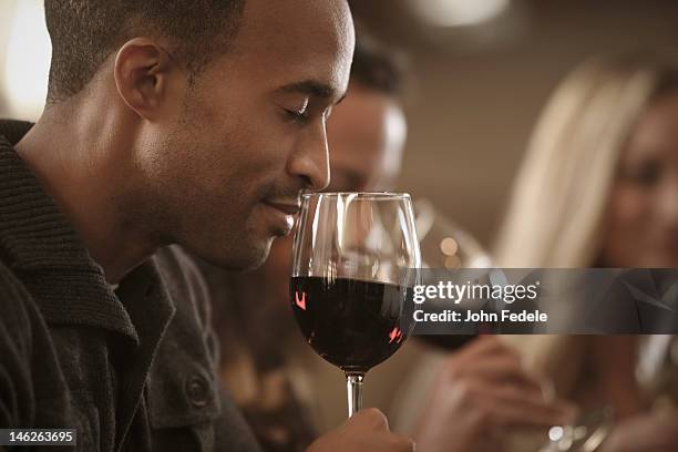 friends tasting wine together - wijn proeven stockfoto's en -beelden