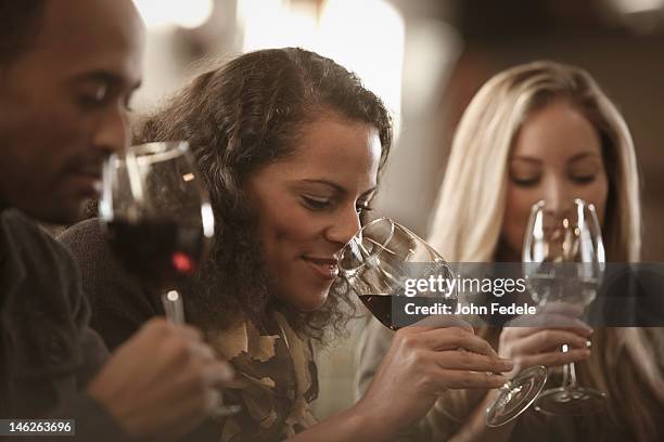 amigos juntos de degustación de vinos - catar fotografías e imágenes de stock