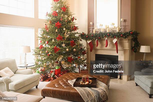 christmas tree and decorations in living room - christmas decorations stockfoto's en -beelden
