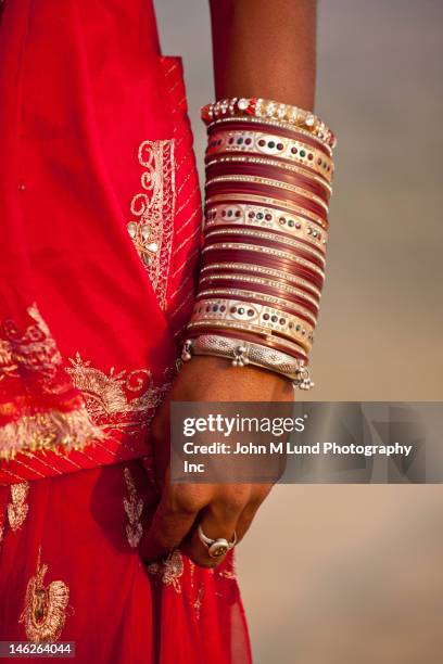 indian woman in traditional clothing - rajasthani dress stock pictures, royalty-free photos & images