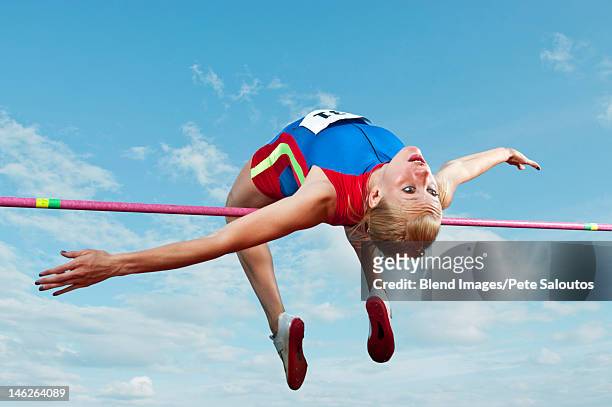 caucasian athlete jumping over bar - salto con pértiga fotografías e imágenes de stock
