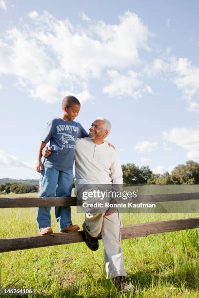 avô e neto sentado no muro - diferença entre gerações - fotografias e filmes do acervo