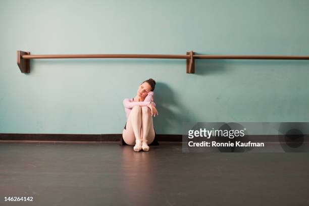 caucásicos bailarín de ballet sala de estar de la suite tipo estudio - estudio de ballet fotografías e imágenes de stock