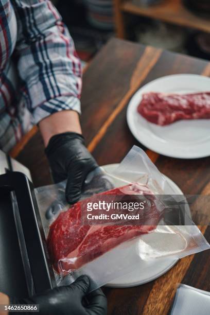 seguridad alimentaria: conservación de filetes frescos en una bolsa de plástico con un sellador al vacío - vacuum packed fotografías e imágenes de stock