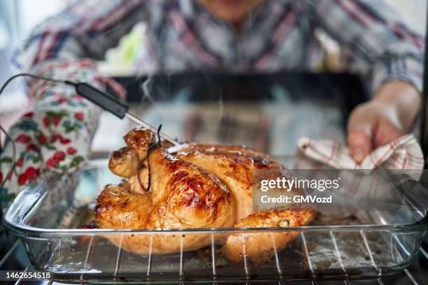 salubrité des aliments - rôtir du poulet au four avec un thermomètre numérique - thermomètre à affichage digital photos et images de collection