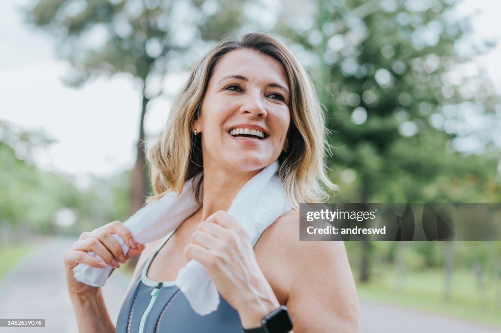 Porträt einer sportlichen Frau lächelnd