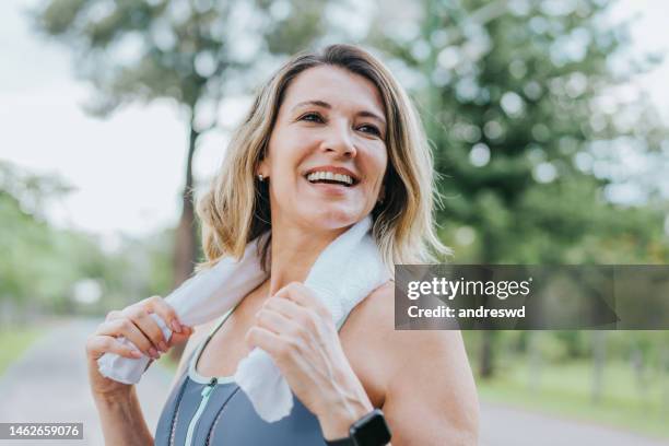 微笑むスポーティな女性のポートレート - middle aged woman ストックフォトと画像