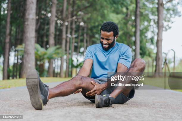 mann mit schmerzen während des trainings - verstauchung stock-fotos und bilder