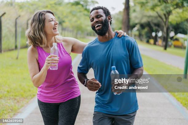 pareja de amigos relajados durante el ejercicio físico - active lifestyle fotografías e imágenes de stock