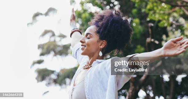 zen, freiheit und schwarze frau mit offenen armen, natur und frieden mit lächeln, ausgeglichenheit und freude im freien. afroamerikanische frau, dame oder meditation für frische luft, sorglos oder feiern mit glück - mental wellbeing stock-fotos und bilder