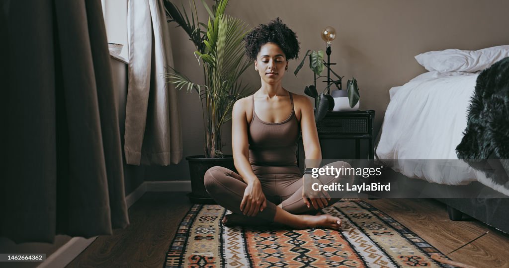 Zen, Entspannung und Meditation mit schwarzen Frauen und Yoga im Schlafzimmer für Ruhe, Ruhe und Morgenroutine. Wellness, Atmung und Balance mit Gesundheitsmädchentraining zu Hause für Spiritualität, Heilung und Energie