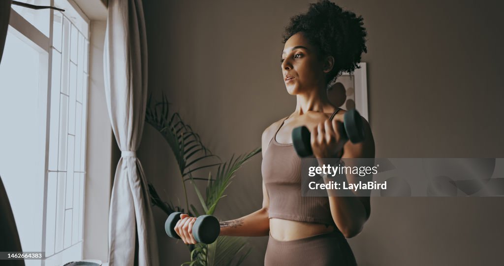 Exercício de haltere, mulher negra e treino em casa, quarto e apartamento para corpo forte, músculo e bem-estar. Jovem do sexo feminino, aptidão esportiva e pesos em casa para poder, treinamento e foco