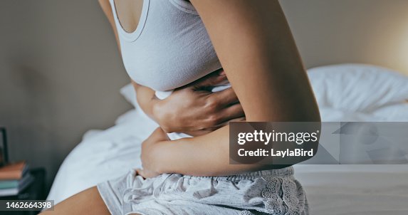 Menstruation, Bauchschmerzen und Hände der Frau im Schlafzimmer für Verdauungsstörungen, Krämpfe und Krankheiten. Frustriert, Gas und Stress mit Mädchen im Bett für Verstopfung, Blähungen und Darmprobleme zu Hause Menstruation, Bauchschmerzen und Hände der Frau im Schlafzimmer für Verdauungsstörungen, Krämpfe und Krankheiten. Frustriert, Gas und Stress mit Mädchen im Bett für Verstopfung, Blähungen und Darmprobleme zu Hause