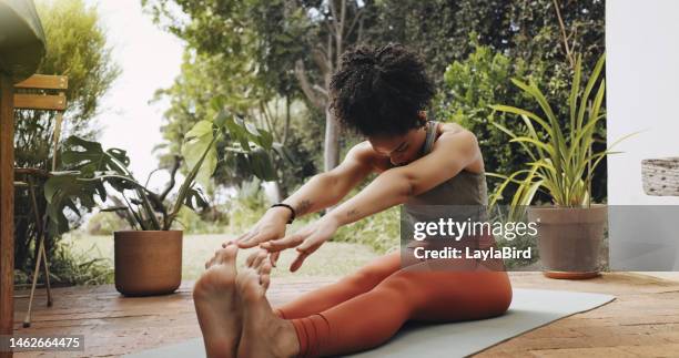 schwarze frau streckt die beine für yoga-übungen im hinterhofgarten, training und wellness. junge sportlerin wärmen körper auf matte für outdoor-training, flexible fitness oder mobilität der pilates-performance auf - flexible work stock-fotos und bilder