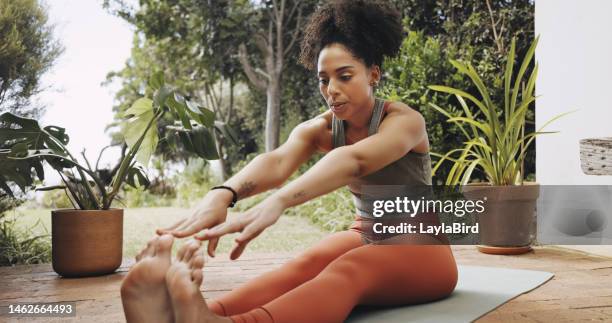 schwarze frau, streckt beine und füße für yoga-übungen im hinterhofgarten. junges sportlermädchen wärmen körper auf matte für outdoor-workout, flexible fitness und fokus-wellness für gesundes pilates-training auf - leg stretch girl stock-fotos und bilder