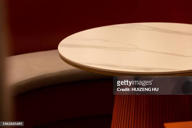 close up of a round empty luxury marble stand - table only close up stock-fotos und bilder