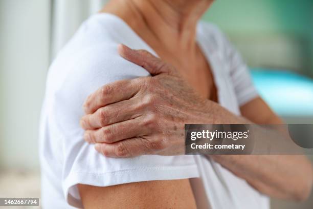 shoulder pain - schouder stockfoto's en -beelden